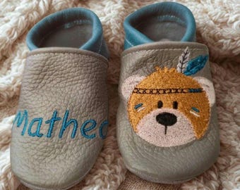 Scarpine per le prime camminate, scarpine per gattonare con nomi, scarpine per gattonare personalizzate, scarpine per gattonare ricamate, scarpine per gattonare, scarpine in pelle, regalo per baby shower con orsetto