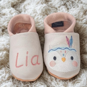 First walking shoes, crawling shoes with names, personalized crawling shoes, embroidered crawling shoes, crawling booties, leather booties, owl-themed baby gift