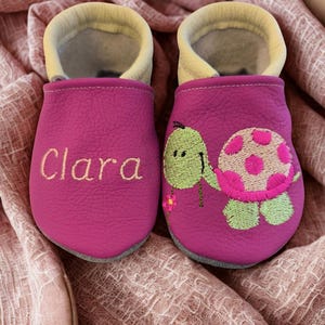 First walking shoes, crawling shoes with name, personalized crawling shoes, embroidered crawling shoes, crawling slippers, leather slippers, gift for a turtle