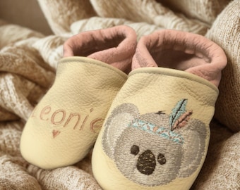 Prime scarpine per i primi passi, scarpine per gattonare con nome, scarpine per gattonare personalizzate, scarpine per gattonare ricamate, scarpine per gattonare, scarpine in pelle, regalo per neonati koala