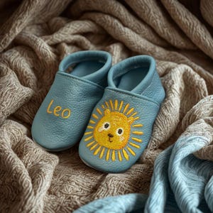 First walking shoes, crawling shoes with name, personalized crawling shoes, embroidered crawling shoes, crawling booties, leather booties, baby gift with lion design
