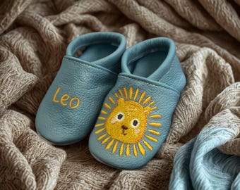 Scarpine per le prime camminate, scarpine per gattonare con nome, scarpine per gattonare personalizzate, scarpine per gattonare ricamate, scarpine per gattonare, scarpine in pelle, regalo per neonati con disegno di leone