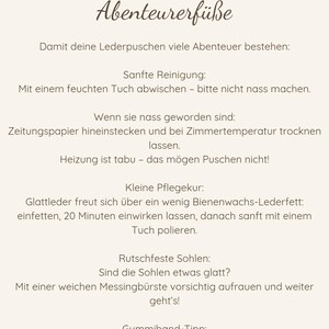 May include: A white informational card with dark brown text titled Pflegehinweise f&uuml;r kleine Abenteurerf&uuml;&szlig;e. It provides instructions for cleaning leather footwear, including wiping with a damp cloth, air drying, applying beeswax, roughening soles, and adjusting elastic bands.
