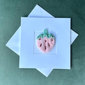 Délice aux fraises : une carte brodée main