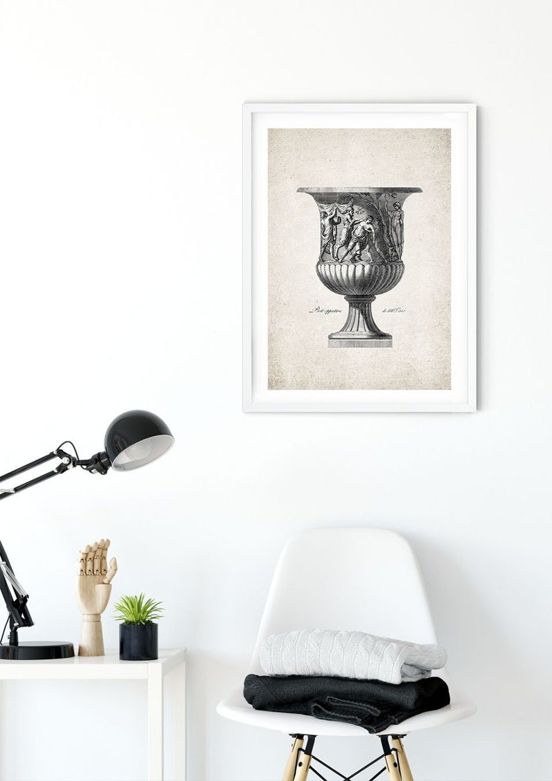 Puede incluir: Ilustraci&oacute;n en blanco y negro de un jarr&oacute;n vintage con un dise&ntilde;o detallado de figuras en relieve. El jarr&oacute;n est&aacute; sobre un fondo texturizado.