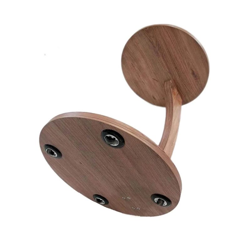 Puede incluir: Un soporte de madera de dos niveles con una parte superior e inferior redonda. El soporte est&aacute; hecho de madera marr&oacute;n claro y tiene un dise&ntilde;o curvo. El nivel inferior tiene cuatro pies de goma negros.