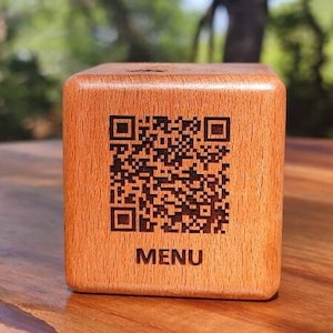 Menu QR Support de table QR gravé sur un cube en bois Menus numériques pour Restaurant, Café, Hôtel Menu sans contact image 1