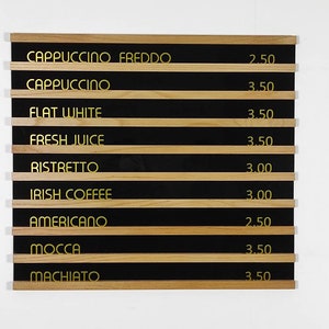 Placa de trilho de parede acrílica de madeira. Quadro de letras mutável moderno. Carvalho, Menu Baker. Conjunto de bordas de letras. Suporte para menu de café. Placa de café