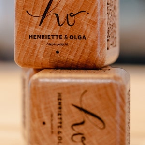 Menu QR Support de table QR gravé sur un cube en bois Menus numériques pour Restaurant, Café, Hôtel Menu sans contact image 2