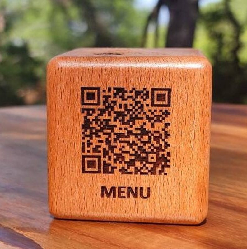 Menu QR Support de table QR gravé sur un cube en bois Menus numériques pour Restaurant, Café, Hôtel Menu sans contact image 1
