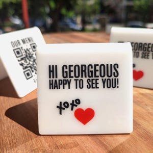 Weiße acryl-QR-Ständer | Berührungsloser QR-Ständer | qr-schild | wlan verbinden | Freistehende Preis-Anzeige | Tisch-QR-Menü oben