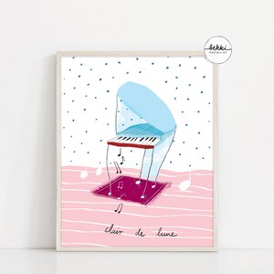 Puede incluir: Una ilustraci&oacute;n azul y blanca de un piano tocando en una alfombra rayada rosa y blanca con el texto "clair de lune" en negro. El fondo es blanco con puntos azules.