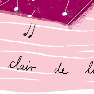 Puede incluir: Un fondo de rayas rosas y blancas con las palabras "clair de lune" escritas en cursiva negra. Hay notas musicales dibujadas en negro sobre las palabras.