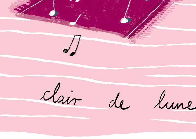 Puede incluir: Un fondo de rayas rosas y blancas con las palabras "clair de lune" escritas en cursiva negra. Hay notas musicales dibujadas en negro sobre las palabras.
