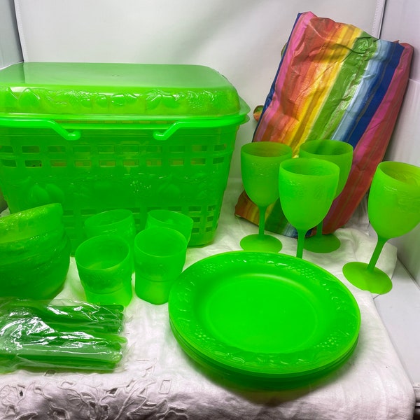 Vintage Fruit Theme Green Plastic Picnic Basket Set Cups Bowls Plates Cutlery Excellent Condition