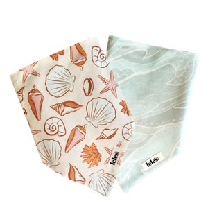 Hunde- oder Katzenhalstuch - “Seashells by the Shore” Wendbare Baumwollkrawatte auf Bandana, Sommerhundehalstuch, Katzenhalstuch, Sommerhalstuch