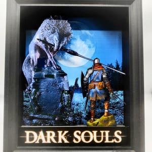 Könnte beinhalten: Ein 3D-Diorama, das eine Dark Souls-Szene mit einem Ritter zeigt, der einem Wolf unter einem Vollmond gegenübersteht. Das Diorama ist in Schwarz gerahmt und trägt den Schriftzug "DARK SOULS" am Boden.