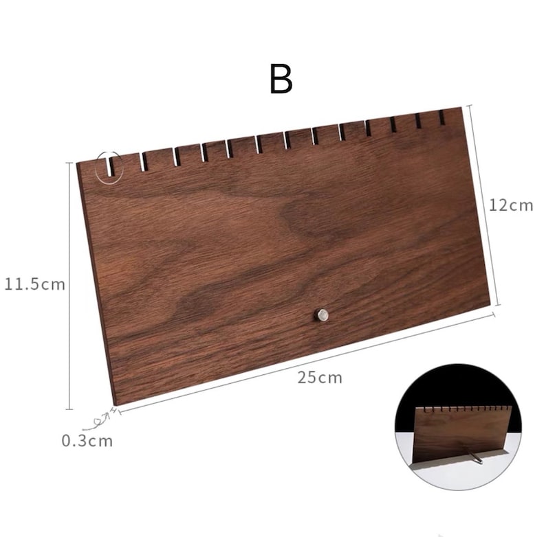 Puede incluir: Un expositor de joyas de madera con 18 ranuras para pendientes. El expositor mide 11,5 cm de ancho, 12 cm de alto y 25 cm de largo. El expositor est&aacute; hecho de madera marr&oacute;n oscura y tiene una veta de madera natural.