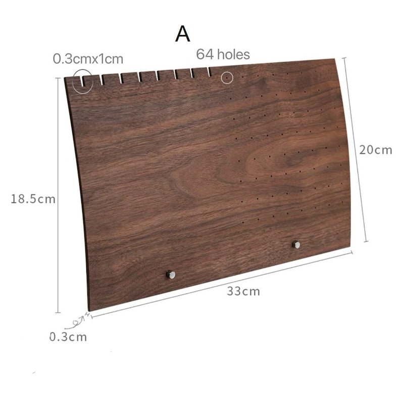 Puede incluir: Una tabla de madera con 64 agujeros, que mide 33 cm por 20 cm. La tabla es de color marr&oacute;n con un patr&oacute;n de veta de madera. El texto "A" y "64 agujeros" est&aacute; impreso en la tabla. La tabla est&aacute; dise&ntilde;ada para colgar pendientes u otras joyas peque&ntilde;as.