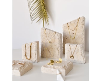 Set di esposizione per gioielli in pietra naturale, supporto per gioielli in marmo, espositore per gioielli, calcare naturale con fossile, oggetti di scena fotografici