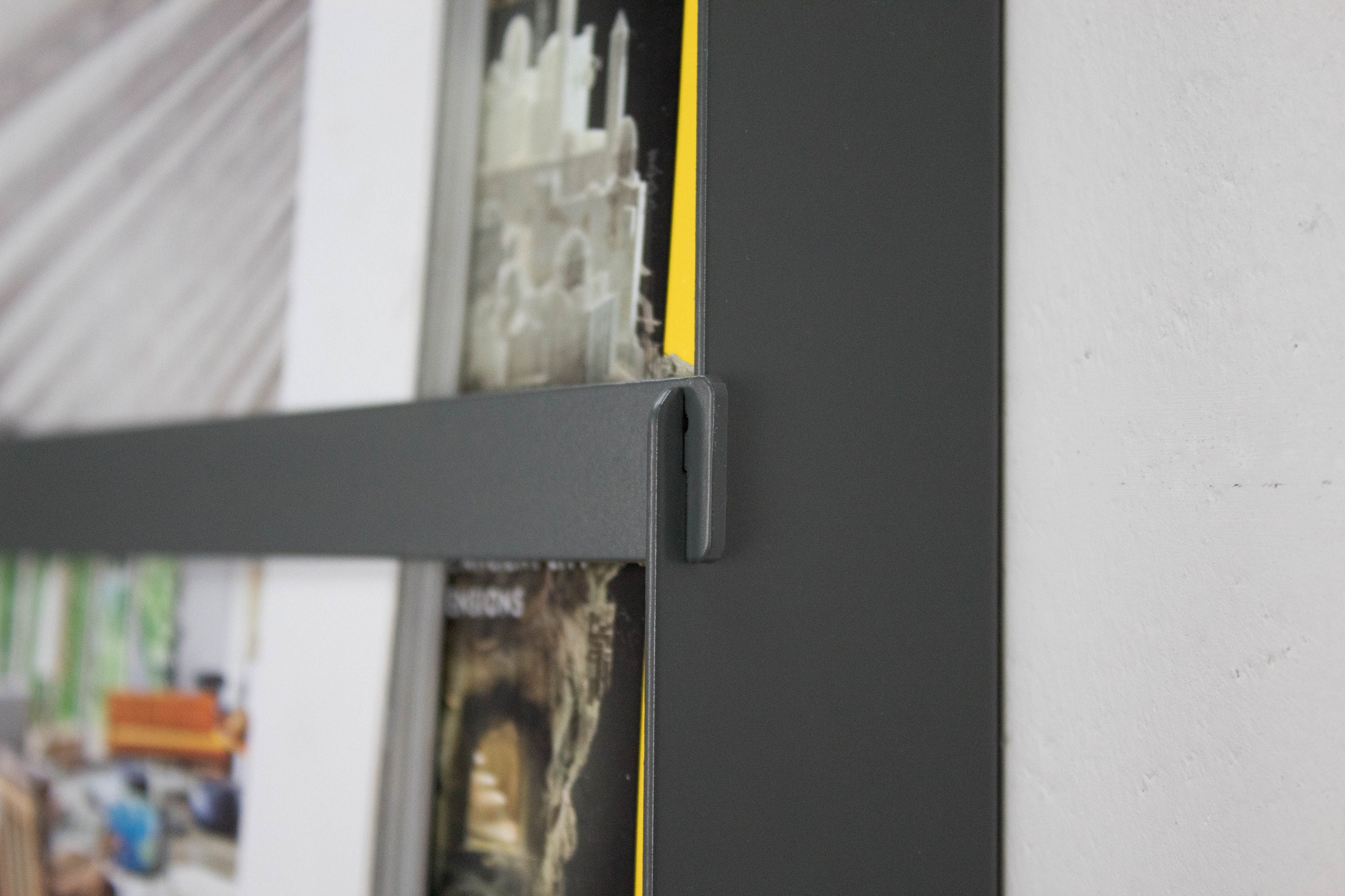 1pc Black Wall Mounted Modern & Minimalist Iron Magazine