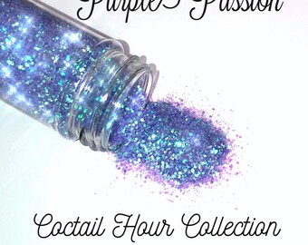 Op de afbeelding: Een glazen pot gevuld met paarse en blauwe glitter, met een kleine hoeveelheid glitter die uit de pot valt. De tekst "Purple Passion" staat boven de pot en de tekst "Cocktail Hour Collection" staat onder de pot.