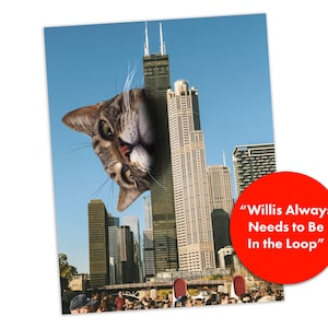 K&ouml;nnte beinhalten: Ein Druck mit dem Kopf einer braunen getigerten Katze, die hinter dem Willis Tower in einer Skyline von Chicago hervorlugt. Eine rote kreisf&ouml;rmige Grafik rechts enth&auml;lt den wei&szlig;en Text: "Willis Always Needs to Be In the Loop".