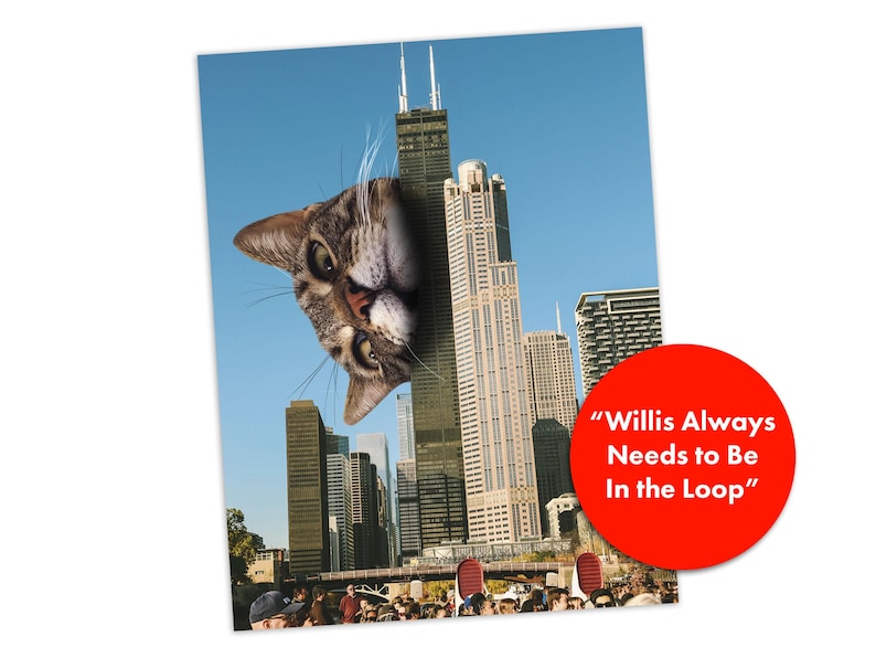 K&ouml;nnte beinhalten: Ein Druck mit dem Kopf einer braunen getigerten Katze, die hinter dem Willis Tower in einer Skyline von Chicago hervorlugt. Eine rote kreisf&ouml;rmige Grafik rechts enth&auml;lt den wei&szlig;en Text: "Willis Always Needs to Be In the Loop".