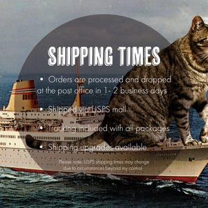K&ouml;nnte beinhalten: Eine Grafik mit dem Text "SHIPPING TIMES" in einem schwarzen Kreis &uuml;ber einem Vintage-Bild eines Schiffes. Der Text unter dem Kreis lautet: "Bestellungen werden bearbeitet und innerhalb von 1-2 Werktagen zur Post gebracht. Versand per USPS. Sendungsverfolgung ist bei allen Paketen enthalten. Versand-Upgrades verf&uuml;gbar. Bitte beachten Sie: Die Versandzeiten von USPS k&ouml;nnen sich aufgrund von Umst&auml;nden &auml;ndern, die au&szlig;erhalb unserer Kontrolle liegen."