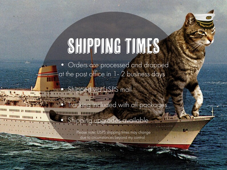 K&ouml;nnte beinhalten: Eine Grafik mit dem Text "SHIPPING TIMES" in einem schwarzen Kreis &uuml;ber einem Vintage-Bild eines Schiffes. Der Text unter dem Kreis lautet: "Bestellungen werden bearbeitet und innerhalb von 1-2 Werktagen zur Post gebracht. Versand per USPS. Sendungsverfolgung ist bei allen Paketen enthalten. Versand-Upgrades verf&uuml;gbar. Bitte beachten Sie: Die Versandzeiten von USPS k&ouml;nnen sich aufgrund von Umst&auml;nden &auml;ndern, die au&szlig;erhalb unserer Kontrolle liegen."