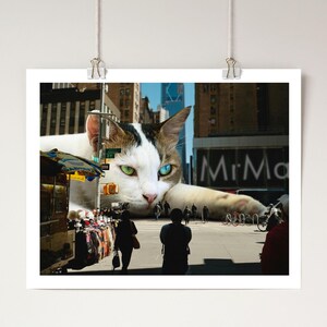 Gigantische slapende kat in New York City Art Print – grillige stedelijke kunstprint, surrealistische kat muur decor, NYC illustratie, grappige kattenliefhebber cadeau