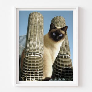 Stampa artistica di Chicago Cat, gatto siamese, Marina City, viaggio a Chicago, architettura moderna di metà secolo, gatto gigante, collage surreale