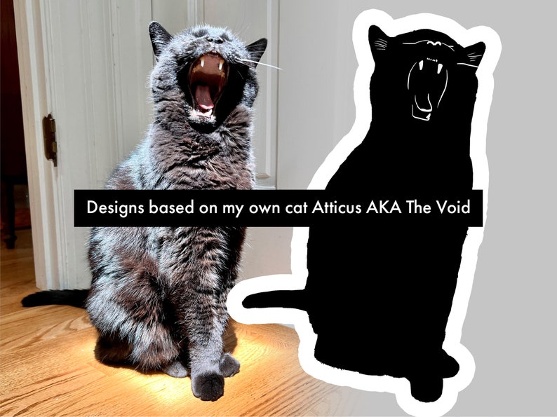 Op de afbeelding: Een grijze kat met groene ogen geeuwt met zijn mond wijd open. De kat zit op een houten vloer. De afbeelding is in twee&euml;n gedeeld, met een zwart silhouet van de kat aan de rechterkant. De tekst "Designs based on my own cat Atticus AKA The Void" staat onderaan de afbeelding.