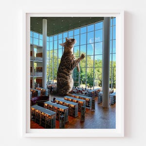 Impresión de la biblioteca de Bengal Cat: arte surrealista para amantes de los libros