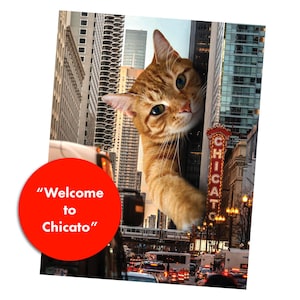 K&ouml;nnte beinhalten: Ein digitaler Kunstdruck mit einer riesigen orangefarbenen getigerten Katze, die zwischen Wolkenkratzern in einer Stadt hervorlugt. Eine leuchtend rote kreisf&ouml;rmige Grafik in der Ecke zeigt den wei&szlig;en Text "Welcome to Chicato" in serifenloser Schrift.
