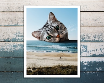 Impression d’art de chat de plage, idée de cadeau de chat, chat tigré, dame de chat, art surréaliste, amoureux des chats, art mural de l’océan, décor de maison de plage, cadeau de fête des mères