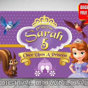 Puede incluir: Un telón de fondo imprimible morado y dorado con un tema de princesa. Presenta una corona, las palabras "princesa Sarah 5 Érase una vez una princesa", una ardilla de dibujos animados, un pájaro azul, un pájaro rojo y una princesa de dibujos animados con una corona.