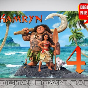 Pu&ograve; includere: Uno sfondo stampabile digitale con personaggi del film d'animazione Oceania. Lo sfondo mostra Maui, Vaiana e Pua in piedi su un'isola tropicale con un oceano blu e palme sullo sfondo. Il testo "Kamryn 4" &egrave; visibile nell'immagine.