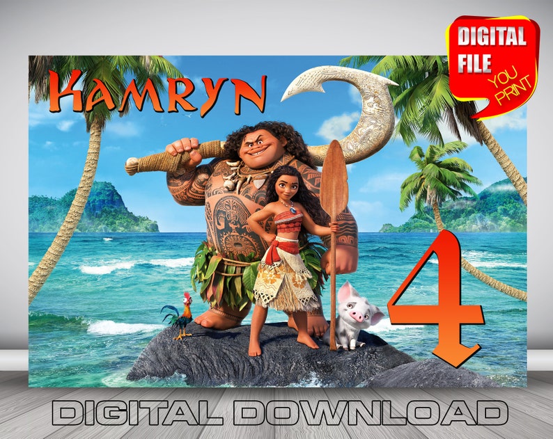 Pu&ograve; includere: Uno sfondo stampabile digitale con Maui e Moana del film Disney Moana. Lo sfondo &egrave; blu e verde con una scena di spiaggia e il testo "Kamryn 4" in arancione.