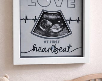 Kärlek vid första hjärtslaget Baby ultraljud sonogram fotoram, babyshowerpresent, present till nyblivna föräldrar och blivande barn Shadow Box 20x20 cm