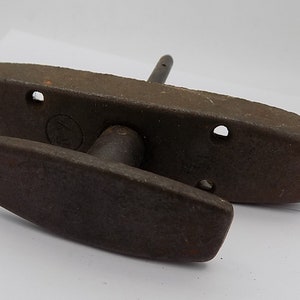 Greep, handvat smeedijzer, vensteringang ambachtelijke oude, lange stengel, getallen, venster kasteel, huis, schuur en cadeau