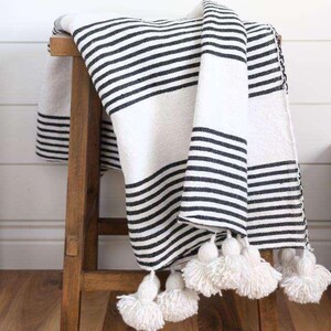 Moroccan blanket pom pom, selling Beautiful Moroccan Blanket, Moroccan Hand Pom Pom blanket, bohemian blanket, cotton blanket, bedspread