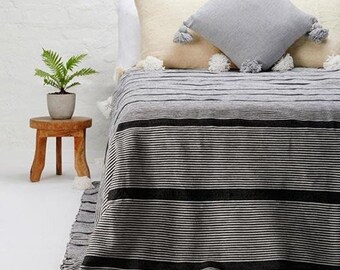 Moroccan Pom Pom blanket and throw cotton blanket Bohemian blanket Berber blanket Hand woven Handmade blanket Bedspread Bed cover