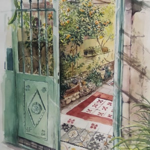 Puede incluir: Una pintura de acuarela de una puerta verde que se abre a un pequeño patio con suelo de baldosas, una planta en maceta y un árbol con hojas verdes. La puerta tiene un diseño decorativo y está parcialmente abierta, revelando el patio más allá.
