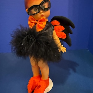 Bambola vintage Effanbee Patsy da 13 pollici, costume da pipistrello di Halloween, targhetta a forma di cuore dorato, bambola da collezione arancione e nera