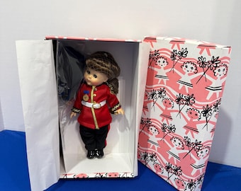 Vintage 8 ”Ginny Doll Royal Garde/Soldat Uniform, Vogue Dolls, Mint in Box mit Hut