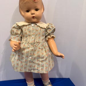 Puede incluir: Un juego de tres tazas de cerámica con un acabado moteado y mate. Cada taza presenta un color diferente: azul claro, crema y gris. Las tazas tienen un diseño simple y moderno con una forma redondeada y un asa.