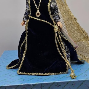 Madame Alexander Guinevere Doll 10" Camelot Series Vintage Queen with Box, Veil & Crown image 2