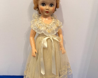 Bambola da sposa vintage in plastica rigida da 45 cm (18 pollici), con abito e velo, anni '50-'60, senza marchio.