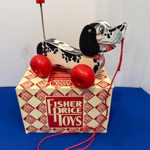 Può includere: Un cartello in legno rustico con la scritta "Welcome to our home" in lettere bianche. Il cartello presenta una finitura invecchiata e un design semplice e invitante, perfetto per l'arredamento dell'ingresso.